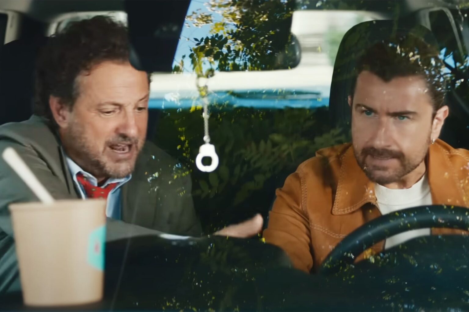 Io e te dobbiamo parlare è in streaming: tra Siani e Pieraccioni spunta Geolier Alessandro Siani e Leonardo Pieraccioni in Noi due dobbiamo parlare