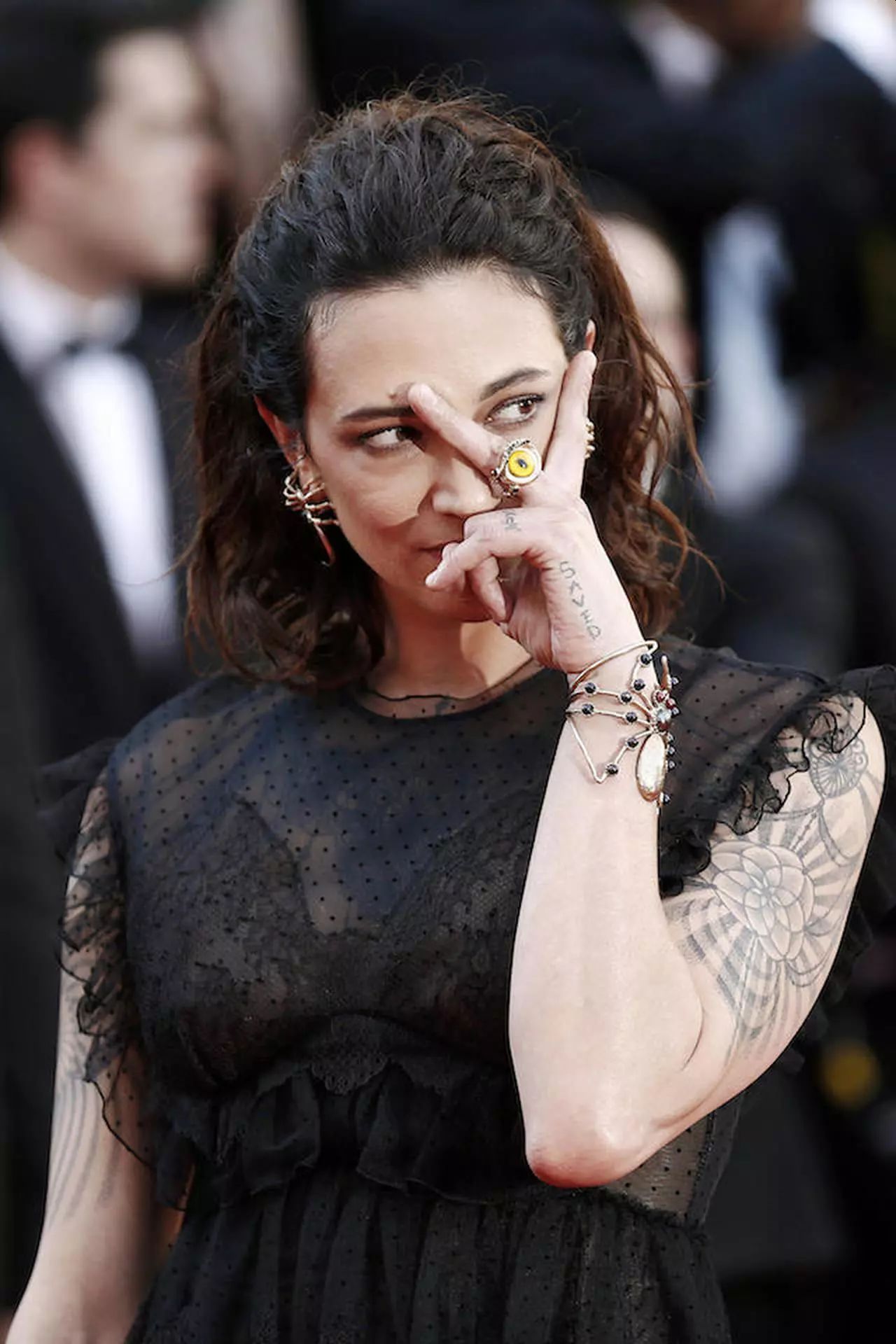 Asia Argento con un anello a forma di occhio