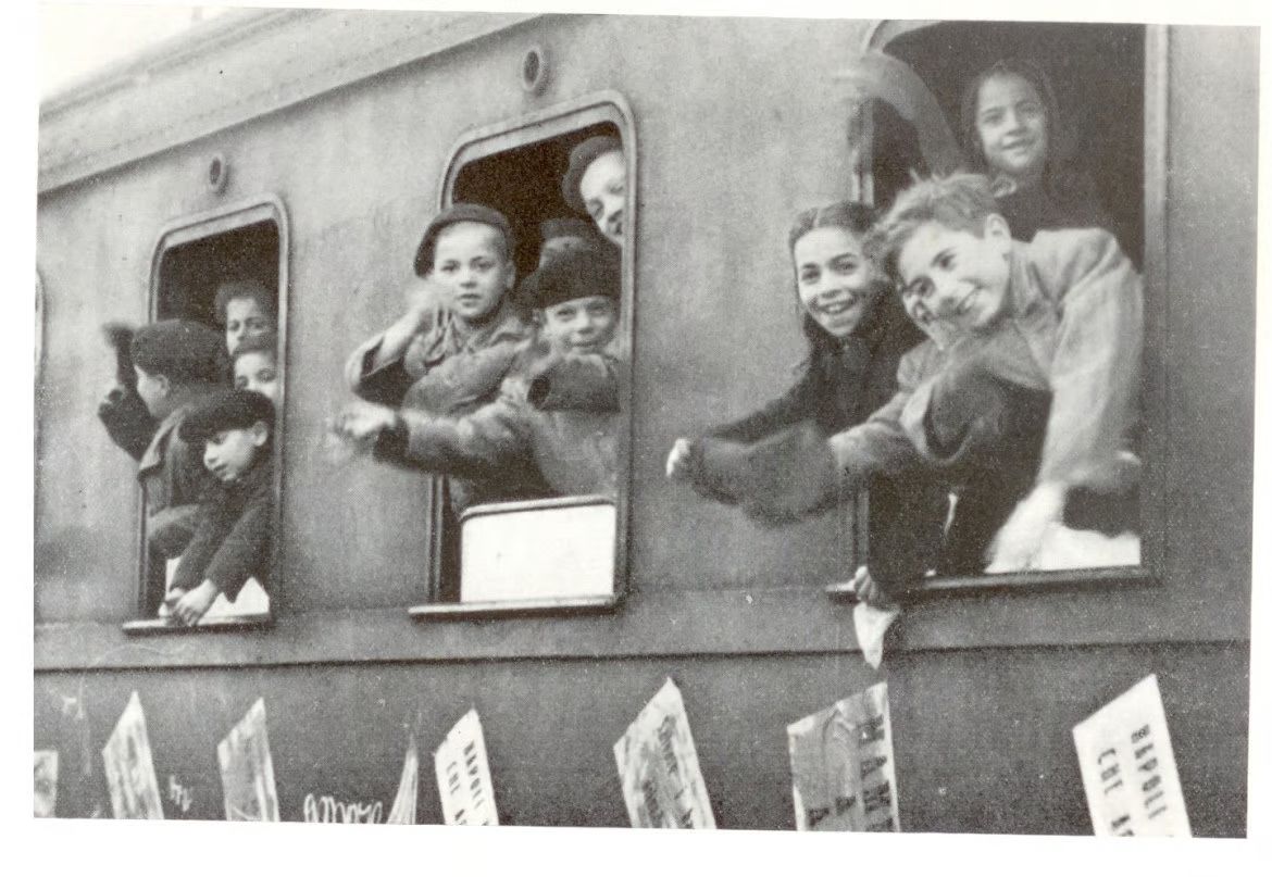 I bambini sul treno della felicità