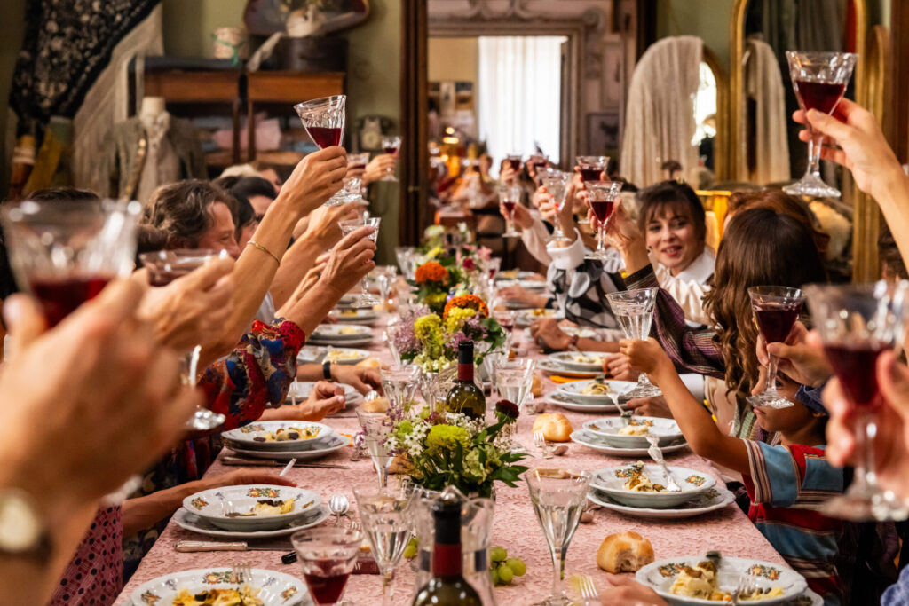 Diamanti è in streaming: il film “tutto al femminile” di Ozpetek Una foto di scena di Diamanti dove si vede una tavola apparecchiata all'interno della sartoria Canova