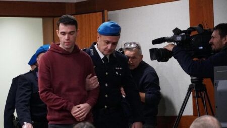 Perché la sentenza di Filippo Turetta esclude la crudeltà, pur condannandolo all’ergastolo? Filippo Turetta scortato dai militari