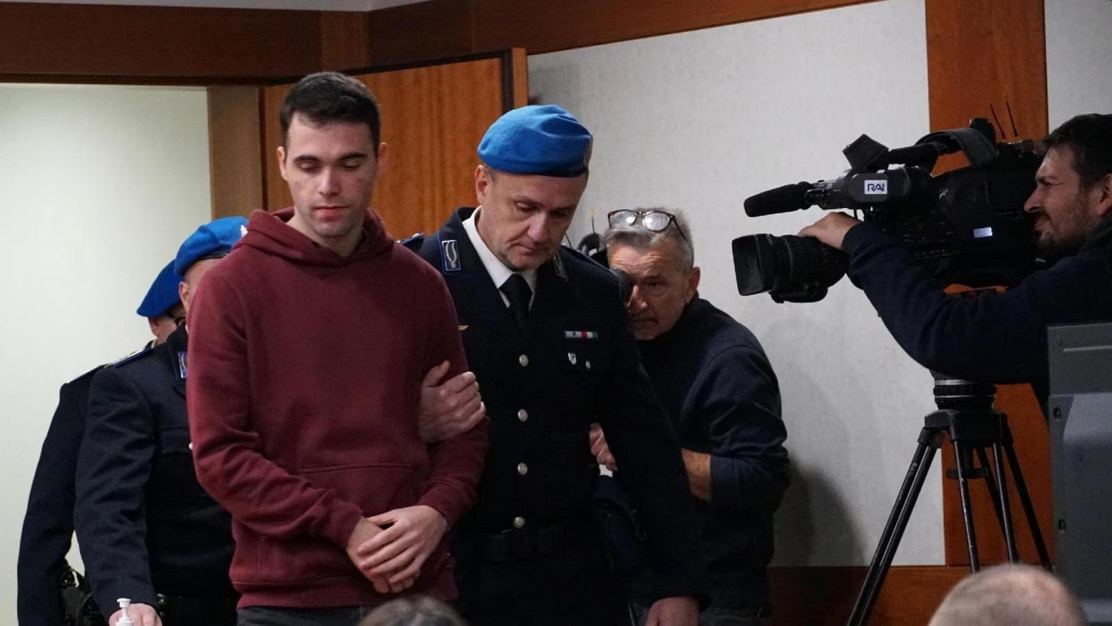 Filippo Turetta scortato dai militari