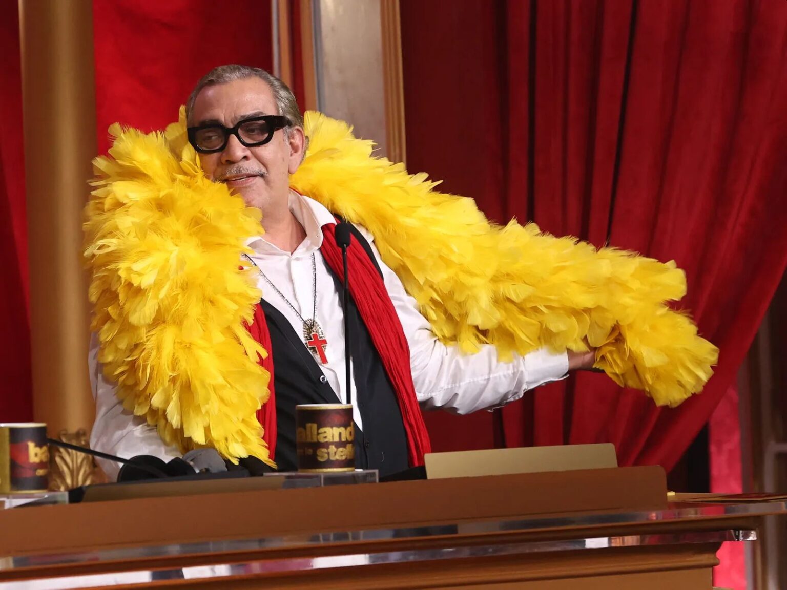 Guilermo Mariotto, chi ha insultato dietro le quinte di Ballando? La risposta della Carlucci Guillermo Mariotto a Ballando con le Stelle, con il boa di Amanda Lear