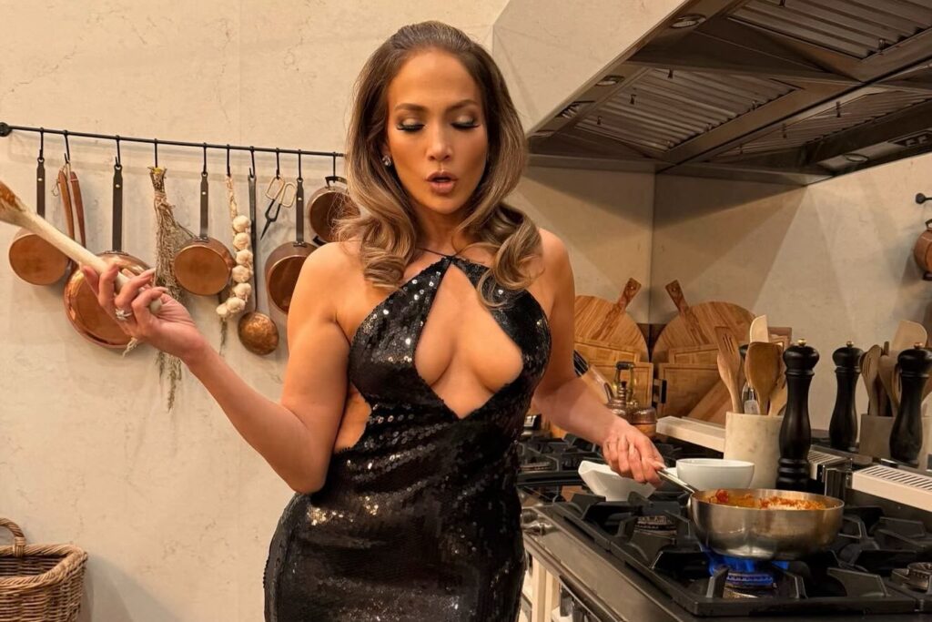 Jennifer Lopez in cucina con un abito sexy