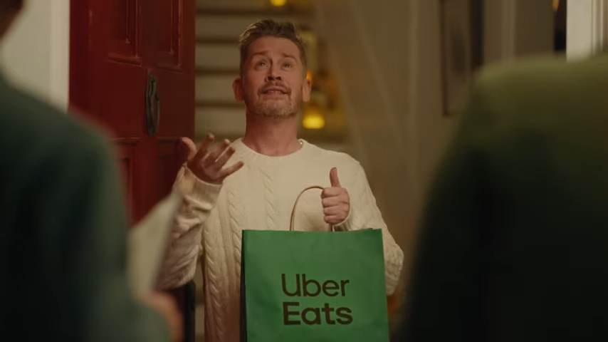 Macaulay Culkin nel 2024 in uno spot Uber Eats