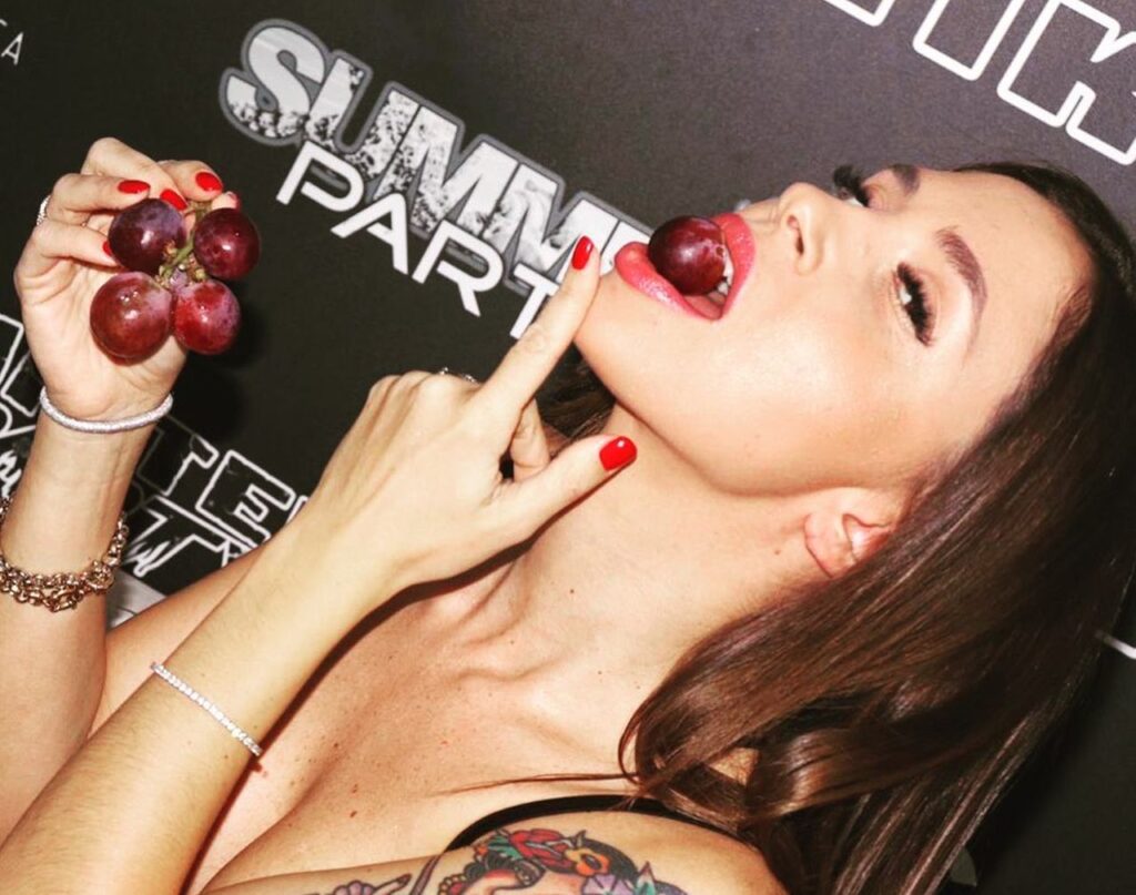 Malena spiega perché ha deciso di lasciare il porno (ma per Rocco Siffredi i motivi sono altri) La pornostar Malena in una posa hot