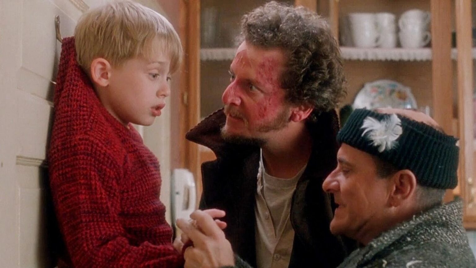 Mamma, ho perso l’aereo: Joe Pesci morse un dito a Macaulay Culkin: “Ho la cicatrice” Mamma ho perso l'aereo - Joe Pesci, Macaulay Culkin e Daniel Stern
