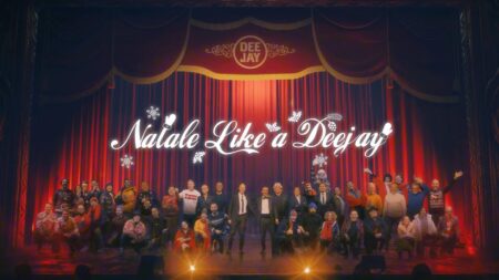 Natale Like A Deejay 2024: il testo della canzone di Radio Dj: “Mangiate anche i canditi” Natale Like A Deejay