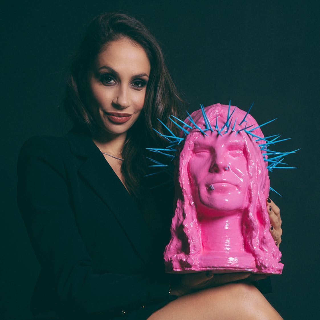 La pornostar Malena con una scultura