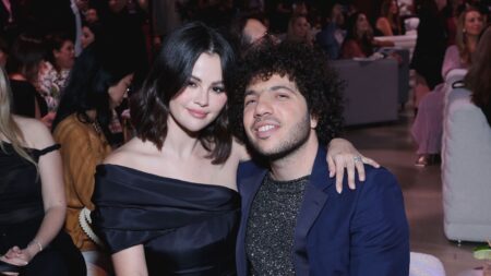 Chi è Benny Blanco, il produttore e fidanzato di Selena Gomez (che ha lavorato con i suoi ex) Selena Gomez e il suo fidanzato, Benny Blanco