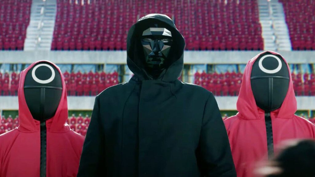 Il Front Man e le guardia mascherate in Squid Game 2.
