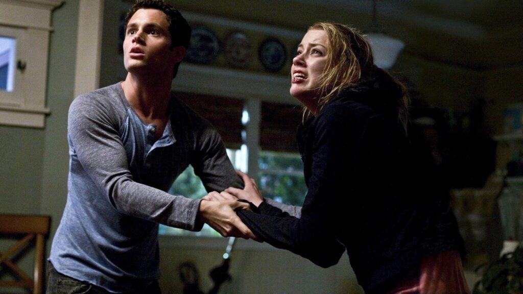 Penn Badgley e Amber Heard in una scena del film Il segreto di David - The Stepfather