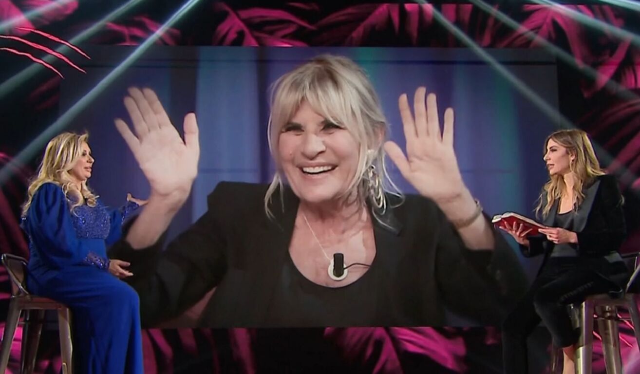 Tina Cipollari e Francesca Fagnani a Belve - alle loro spalle, Gemma Galgani