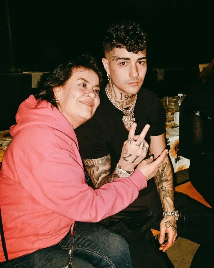 Tony Effe con sua madre