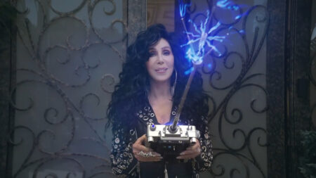 Cher, in un nuovo spot è una strega autoironica “sia vecchia che giovane” (VIDEO) Cher nello spot Uber Eats 2025