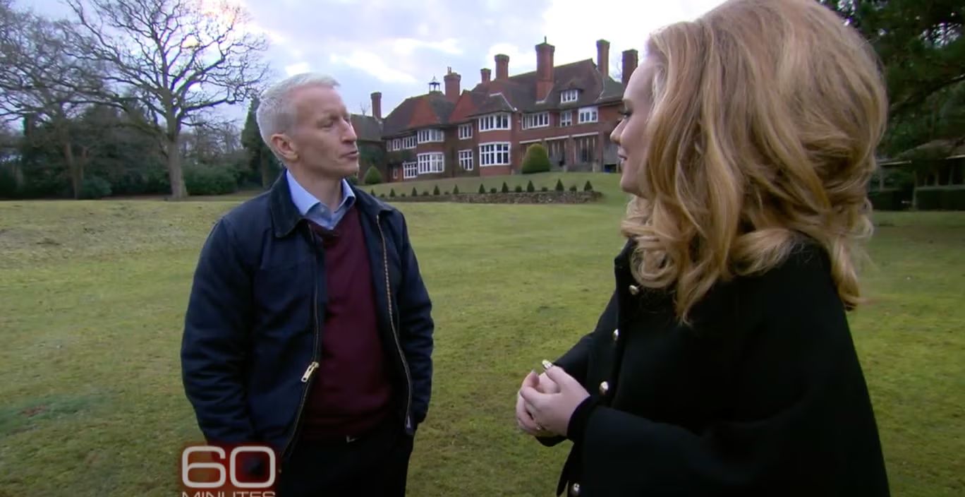 Adele e Anderson Cooper davanti alla Lock House, dove ha abitato