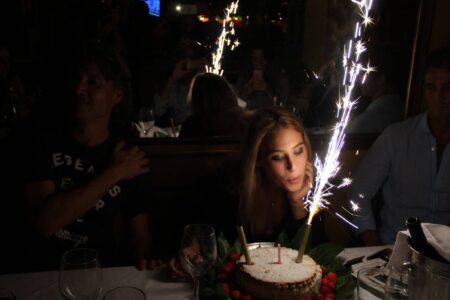 Angelica Montini con una torta
