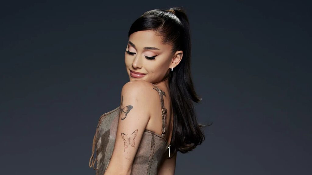 Ariana Grande con i capelli castani