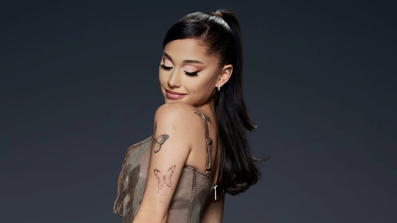 Ariana Grande sarà Audrey Hepburn in un biopic? La sua risposta: “Siete pazzi!” Ariana Grande con i capelli castani