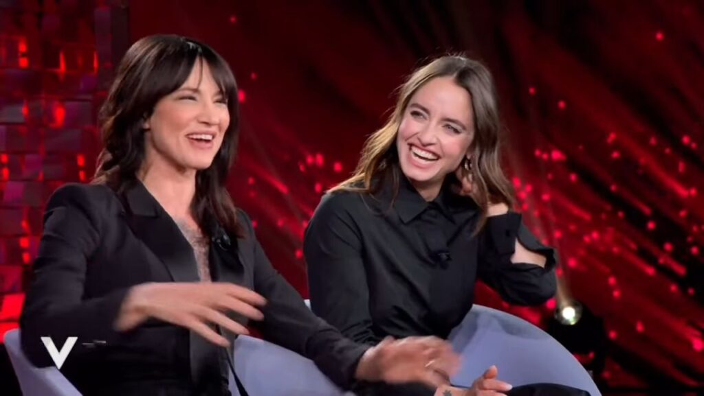 Fatti Vedere, Asia Argento e Matilde Gioli sui loro personaggi nel film: amiche da ridere Asia Argento e Matilde Gioli a Verissimo