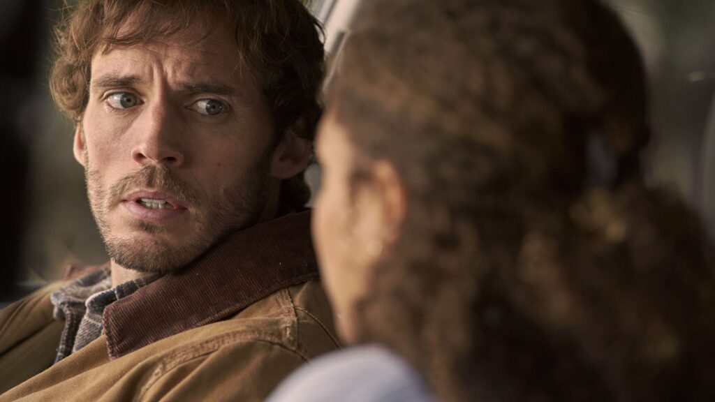 Sam Claflin in una scena di Bagman