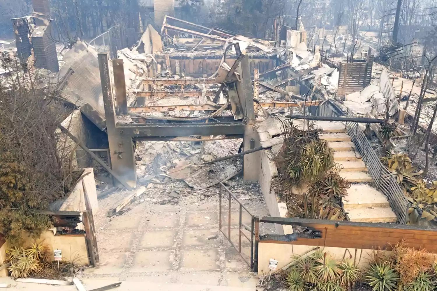 La casa di Anthony Hopkins distrutta dall'incendio a Pacific Palisades