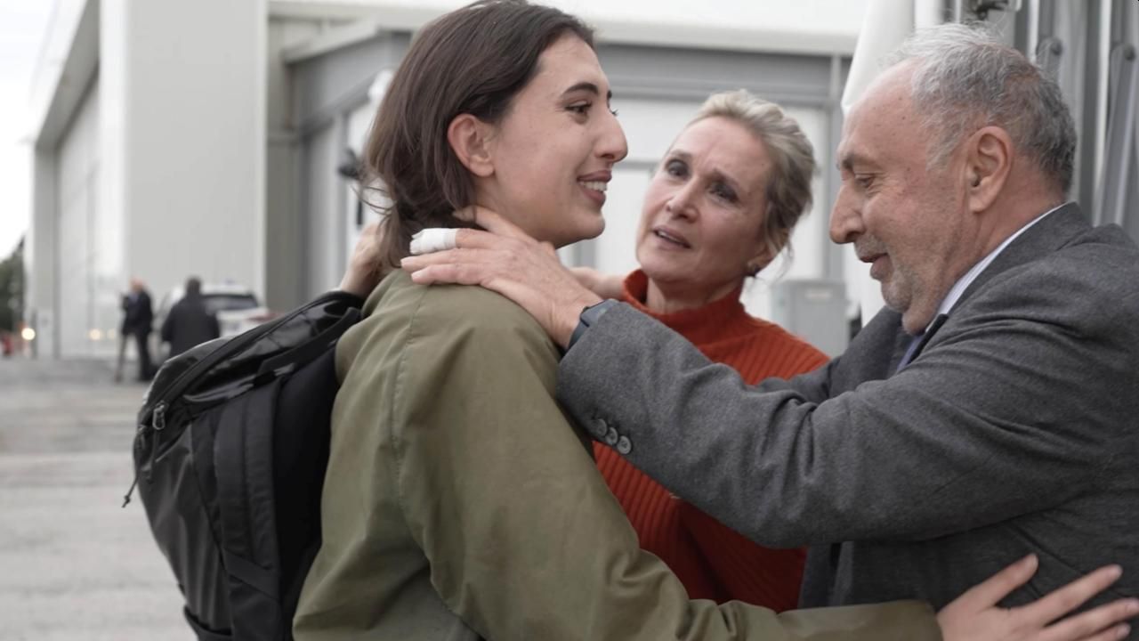 Cecilia Sala con i genitori 