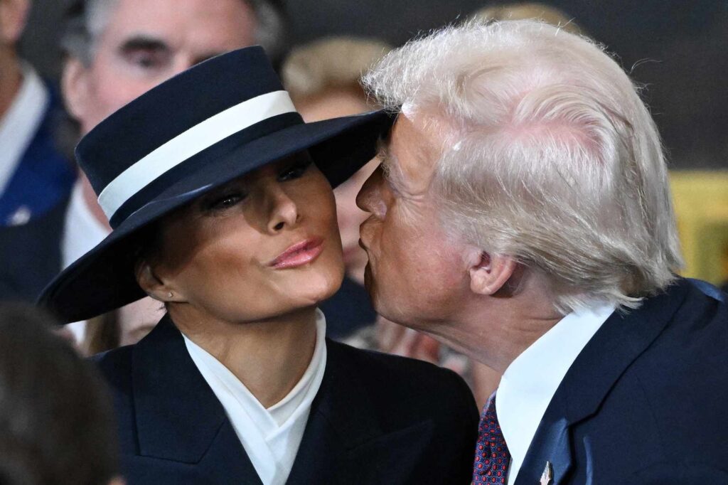 Tutti i meme sul cappello di Melania Trump all’insediamento: “Per non farsi baciare dal marito” Melania Trump col cappello, all'insediamento di suo marito Donald, nel 2025