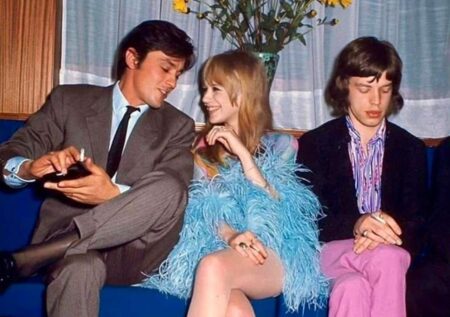 Marianne Faithfull, Alain Delon e Mick Jagger, la storia dietro la foto virale: “Un presuntuoso del c…” Faithfull, Delon e Jagger nel 1967