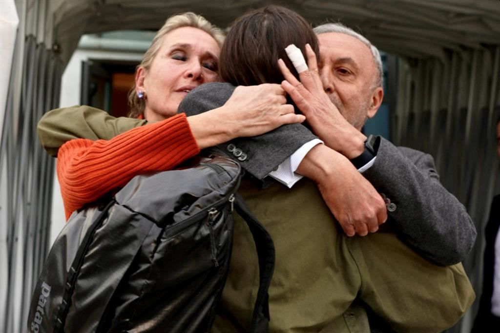 Renato Sala ed Elisabetta Vernoni riabbracciano la figlia, Cecilia Sala