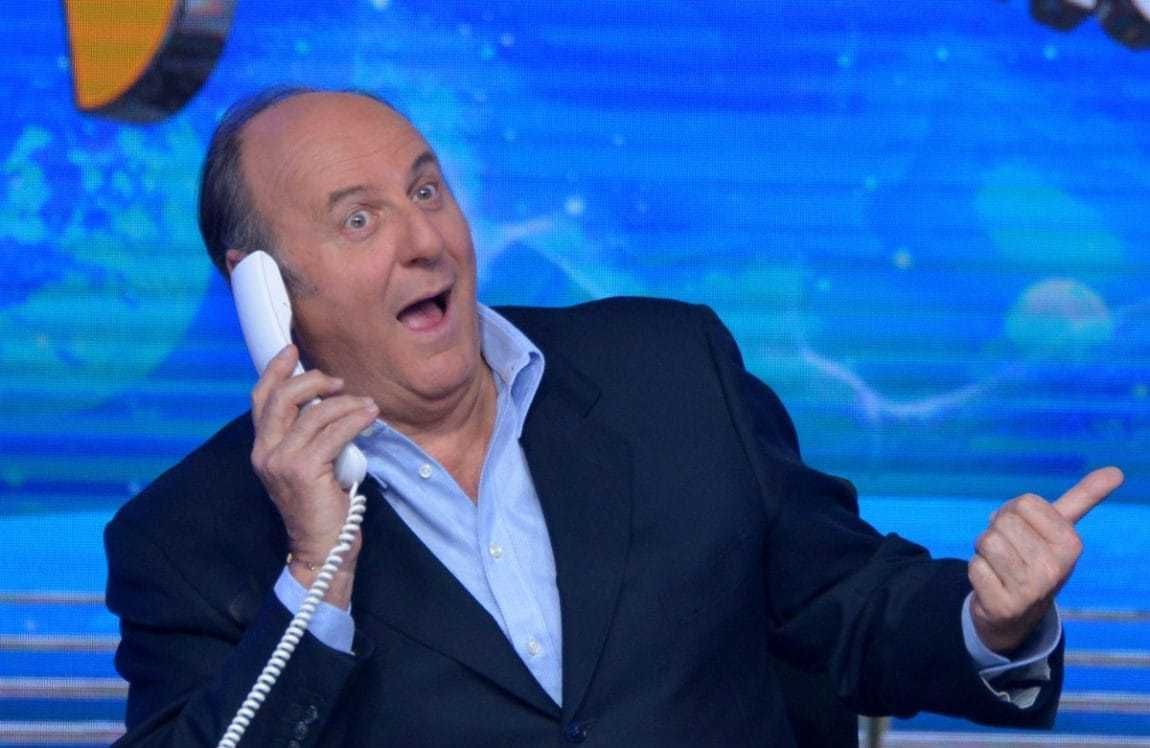 Gerry Scotti al telefono