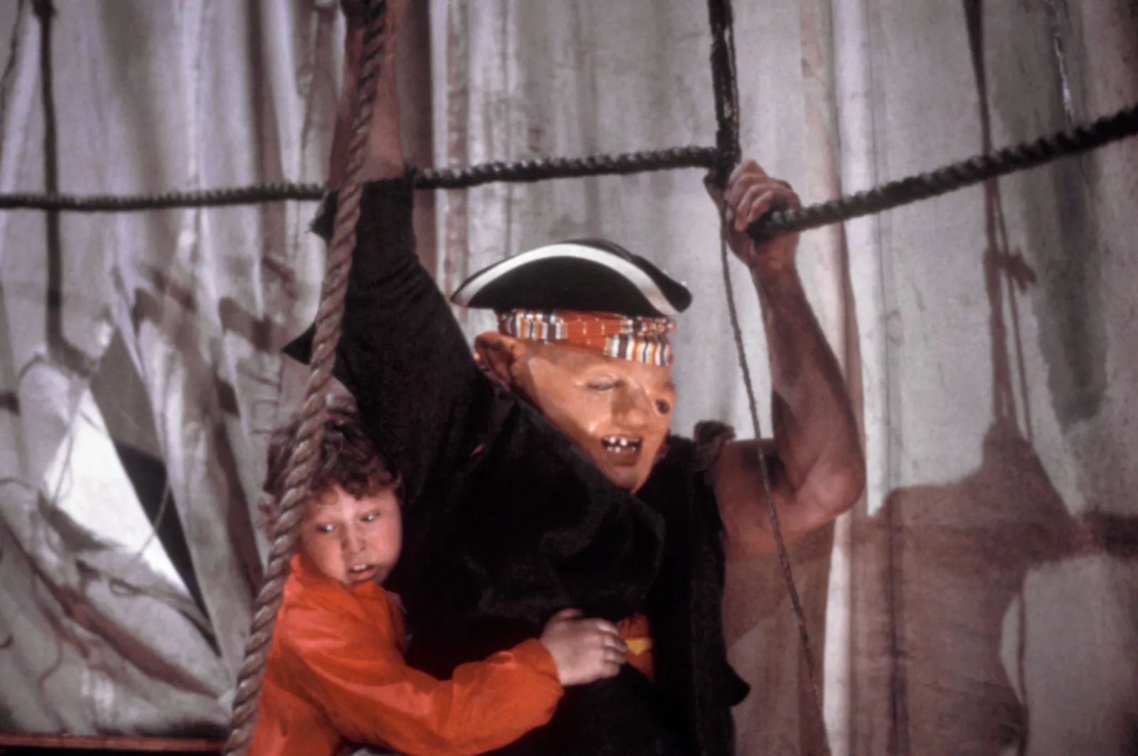 Sloth e Chunk dei Goonies in una scena