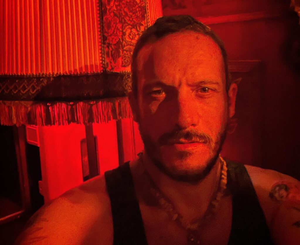 Chi è Jacopo Bosio (in arte Giulio Tarot) il cartomante di Ilary Blasi nel documentario Netflix Jacopo Bosio (Giulio Tarot)