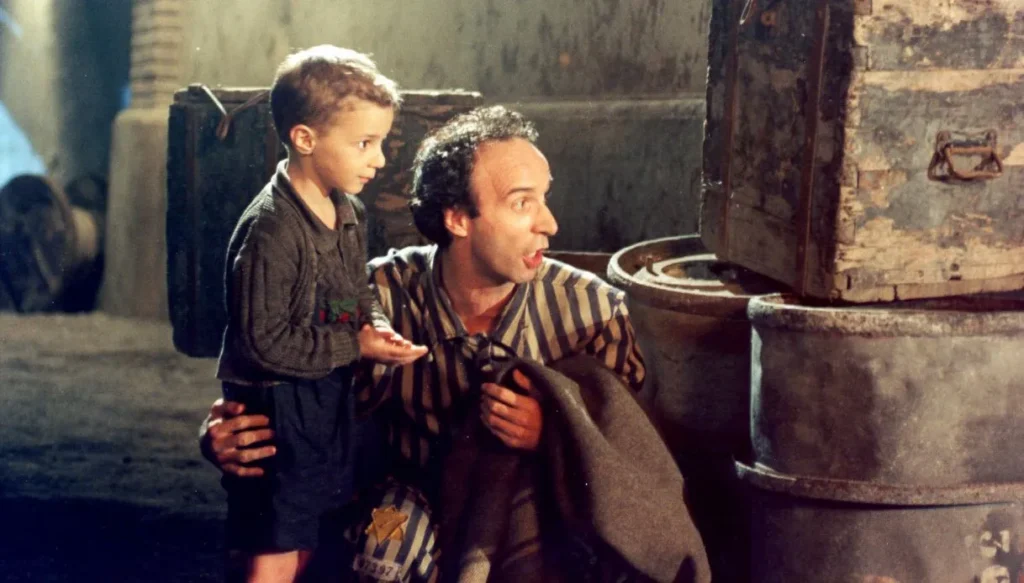 Guido e Giosuè in una scena de La vita è bella