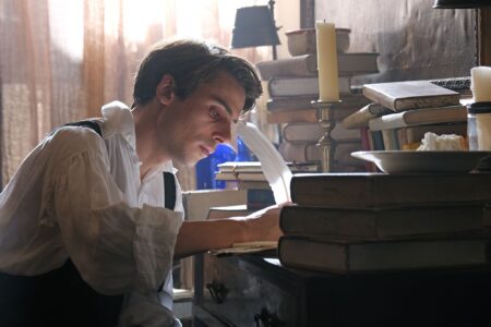 Perché Leopardi non ha la gobba, nella fiction Il poeta dell’infinito: “Una cosa che lo mandava in bestia” Leonardo Maltese in Leopardi - il poeta dell'infinito