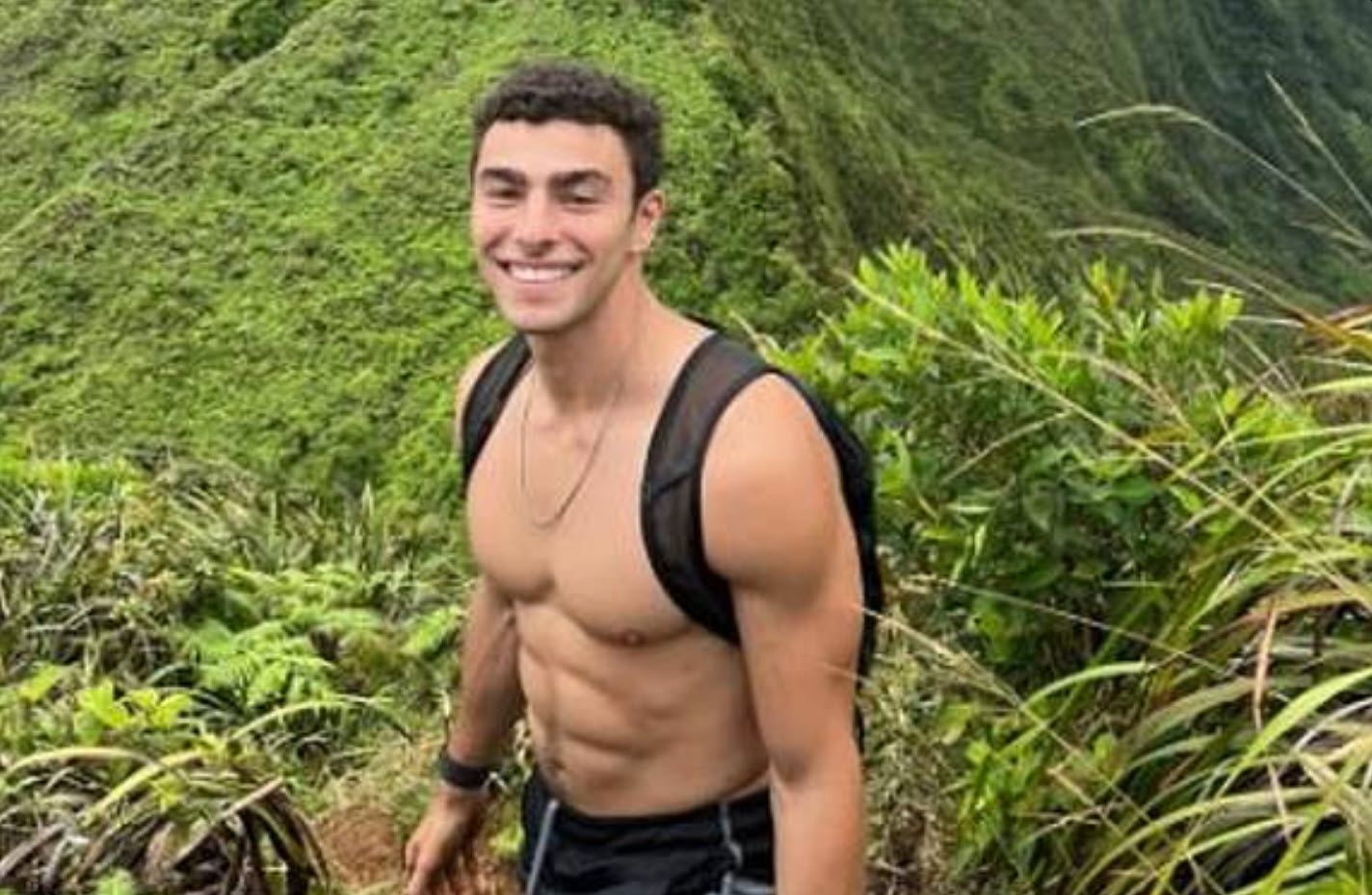 Luigi Mangione a petto nudo