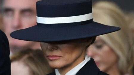 Melania Trump con il cappello dell'insediamento alla Casa Bianca nel 2025