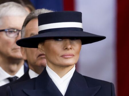 Melania Trump con il cappello all'insediamento di suo marito, nel 2025
