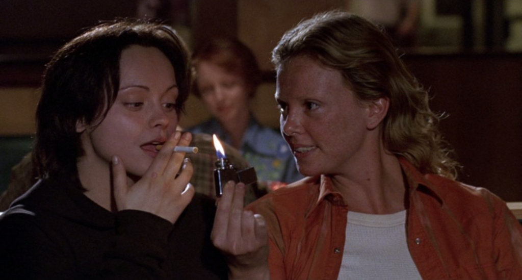 Cristina Ricci e Charlize Theron in una scena di Monster (2003)