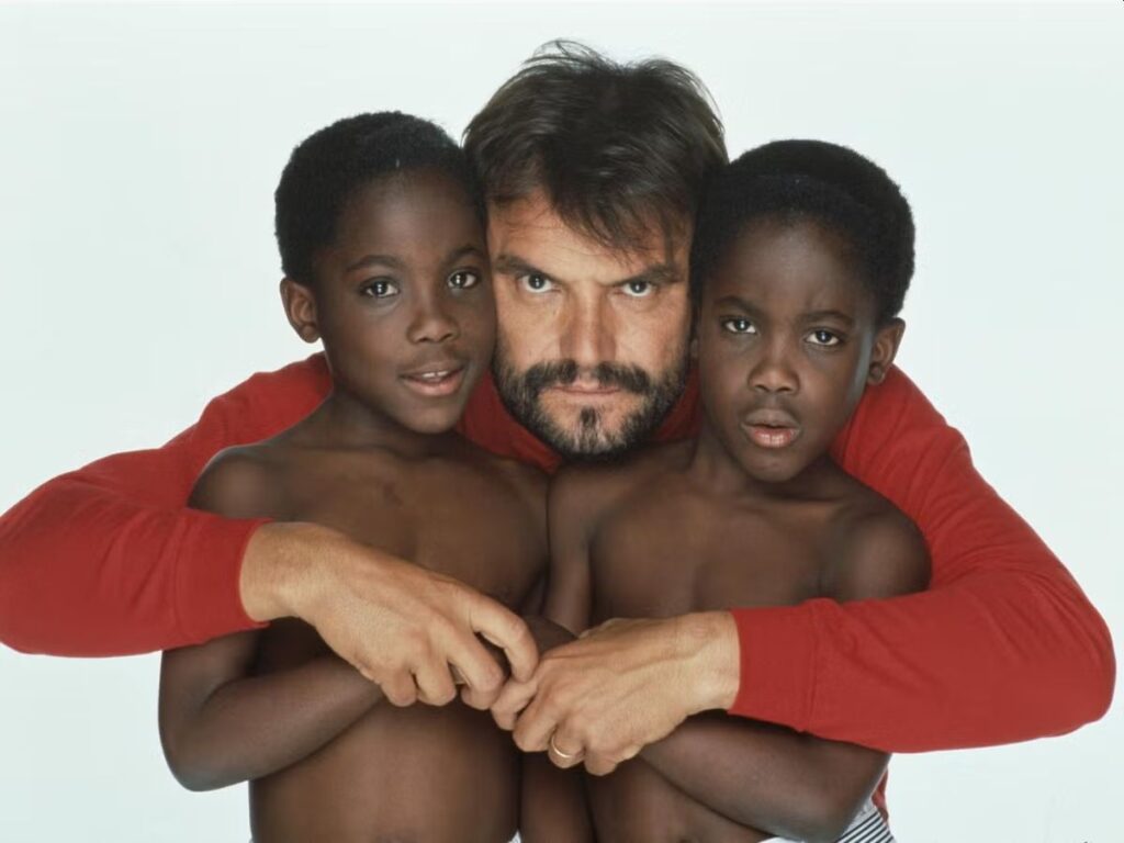 Oliviero Toscani con due bambini neri