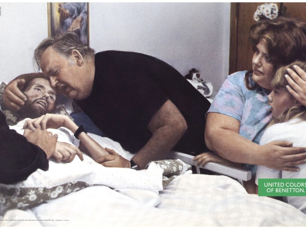 David Kirby malato di AIDS sul letto di morte - foto di Oliviero Toscani