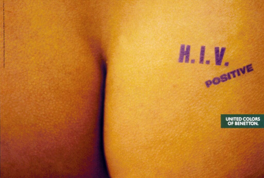 Foto di un sedere con il timbro dell'HIV di Oliviero Toscani
