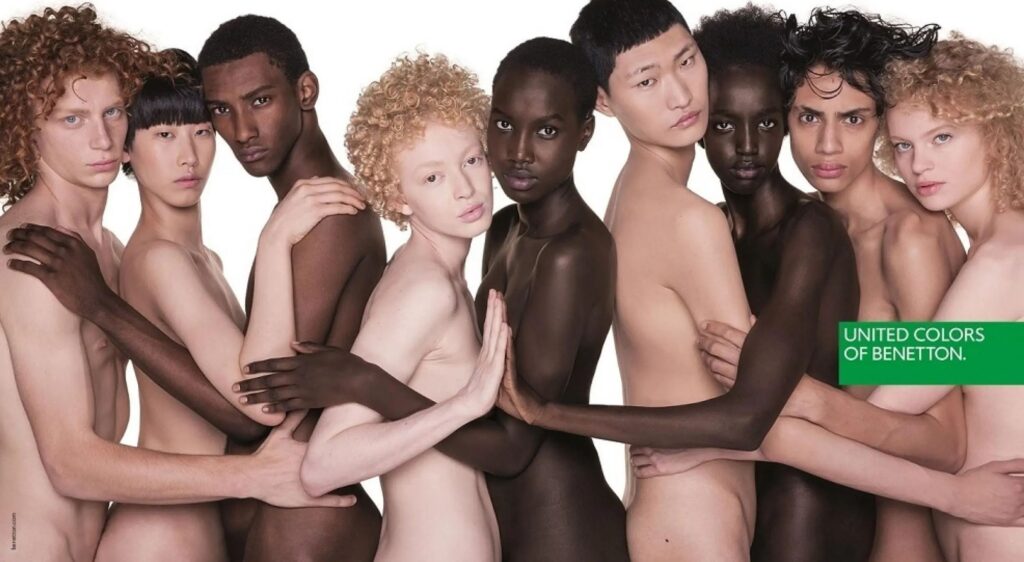 Ragazzi bianchi e neri, nudi - foto di Oliviero Toscani