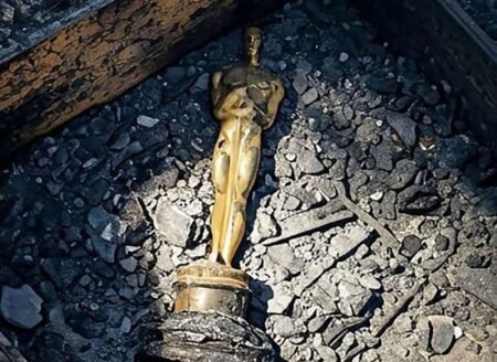 L'immagine virale dell'Oscar bruciato negli incendi di Los Angeles, realizzata con AI