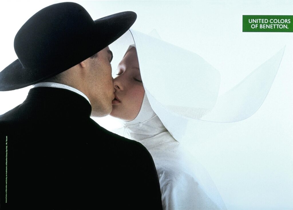 Suora e prete che si baciano, di Oliviero Toscani per Benetton