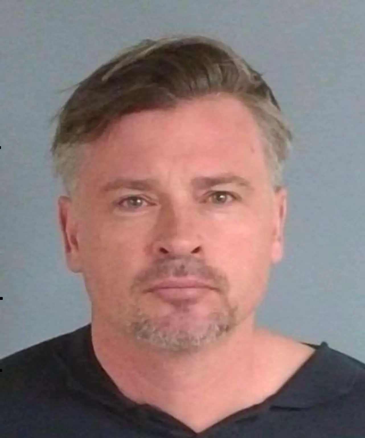 Tom Welling oggi, in una mugshot scattata dalla polizia dopo il suo arresto