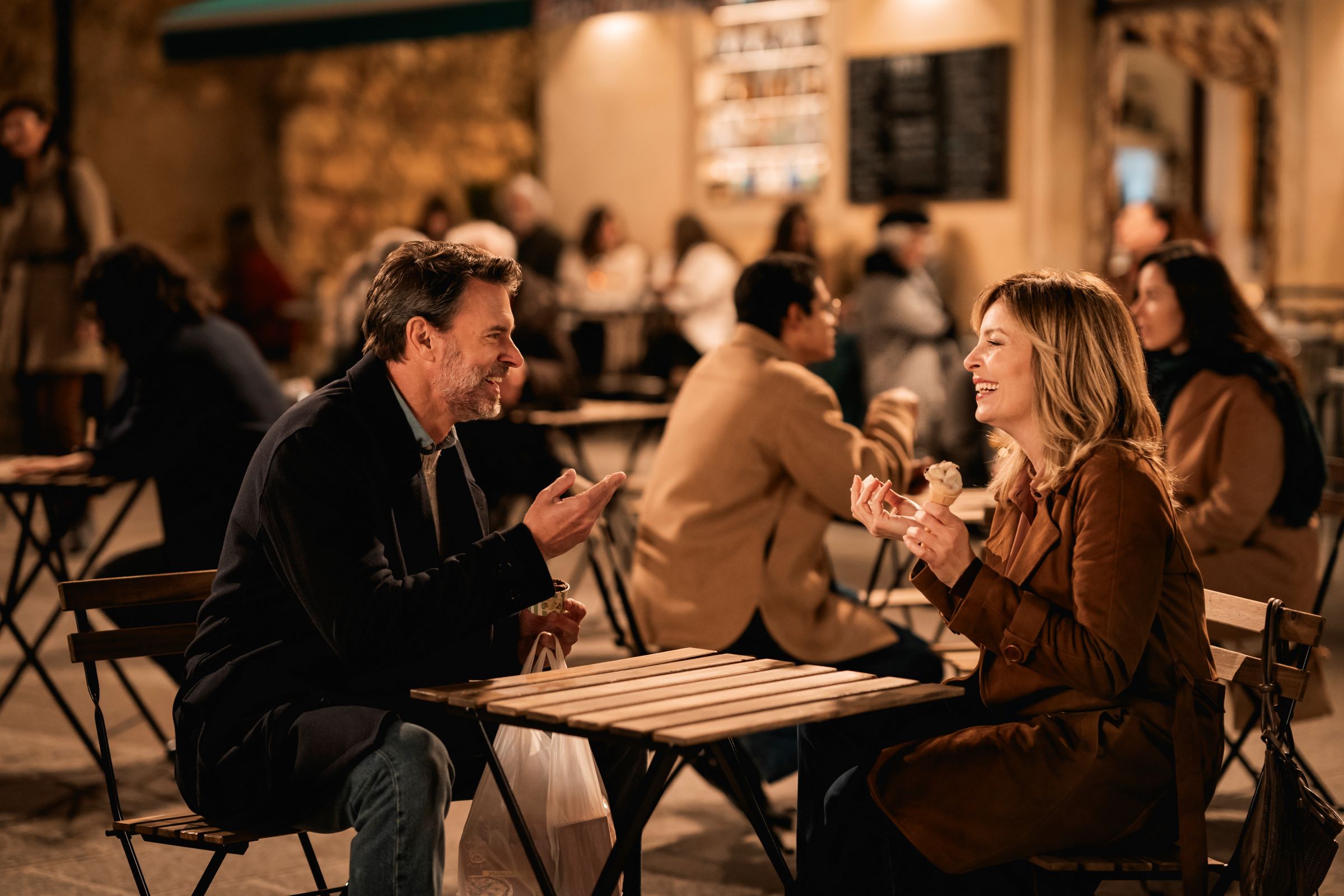Scott Foley e Violante Placido in una scena de La Dolce Villa. 