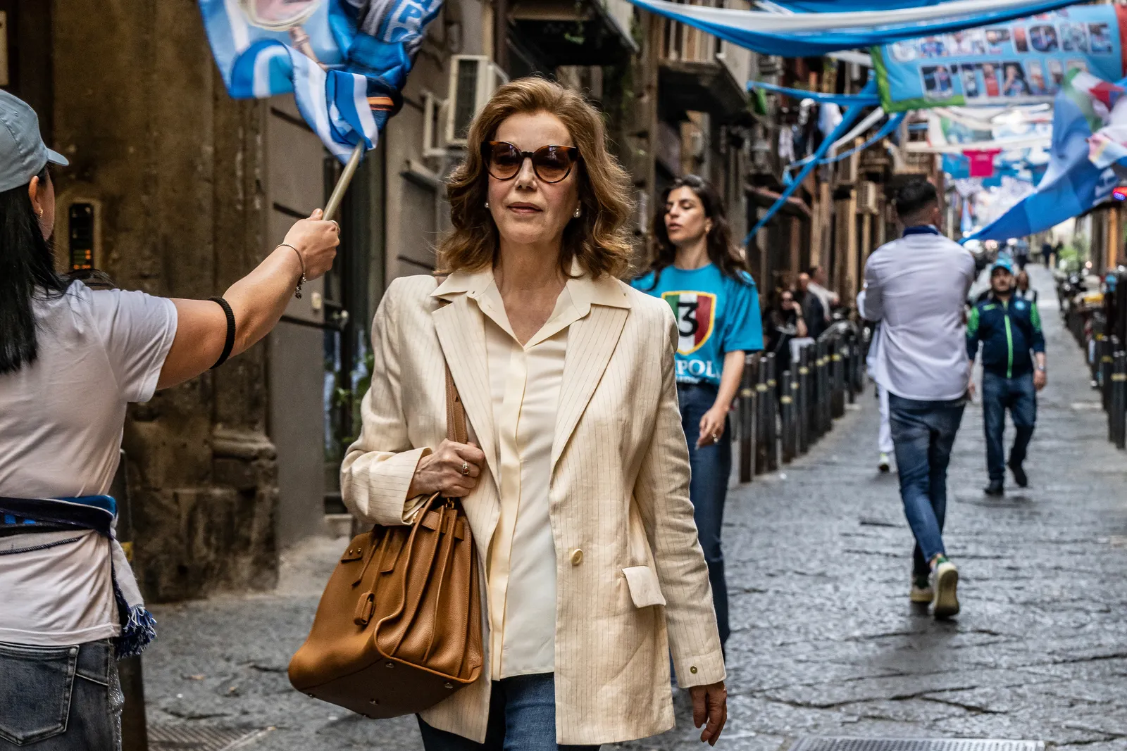 Stefania Sandrelli interpreta Parthenope da adulta. 