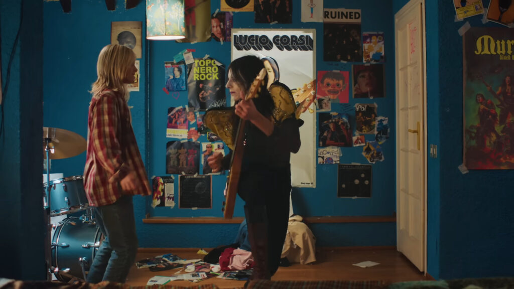 Una scena dal videoclip di Volevo essere un duro