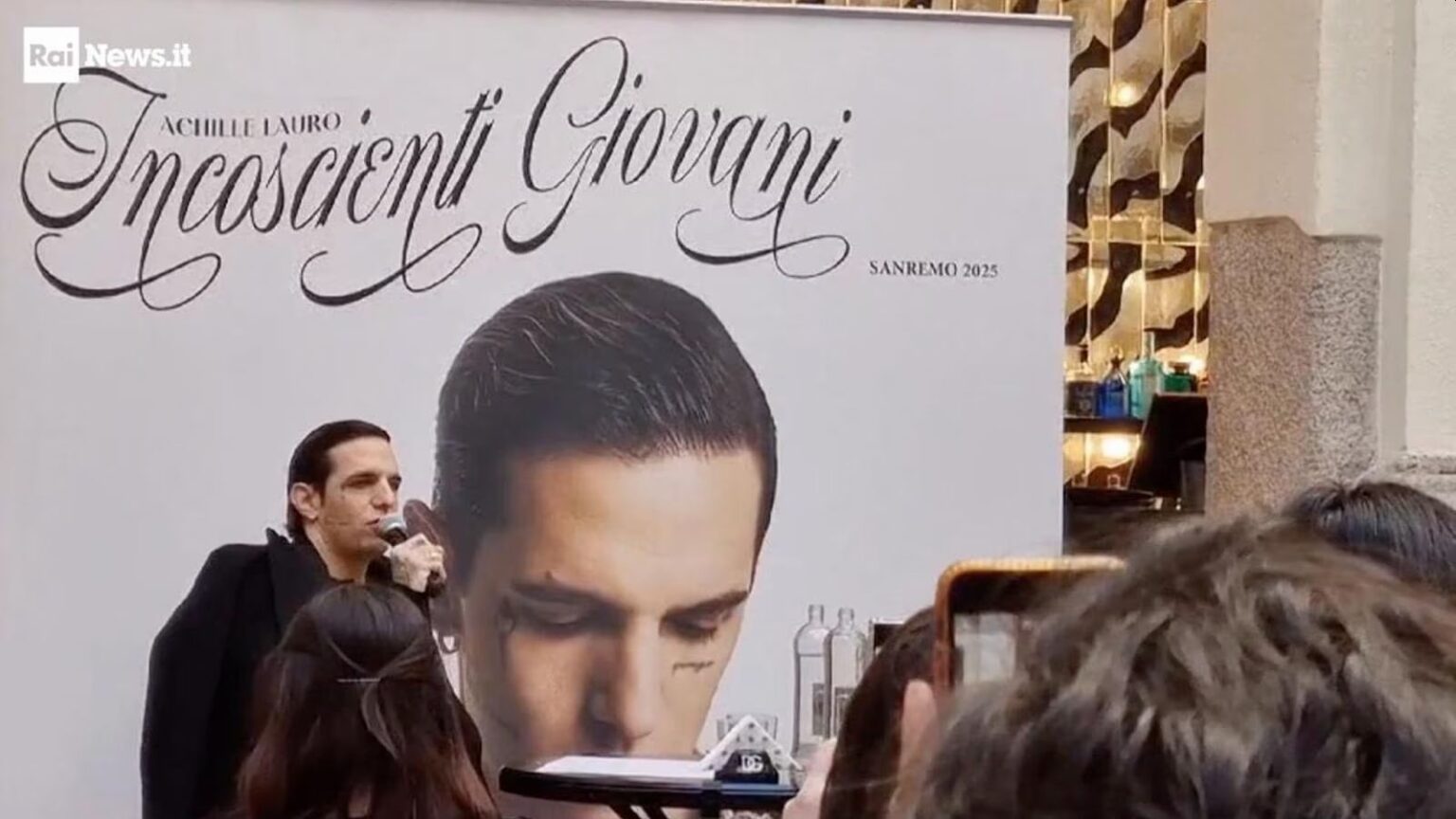 Achille Lauro in conferenza stampa, parla di Corona